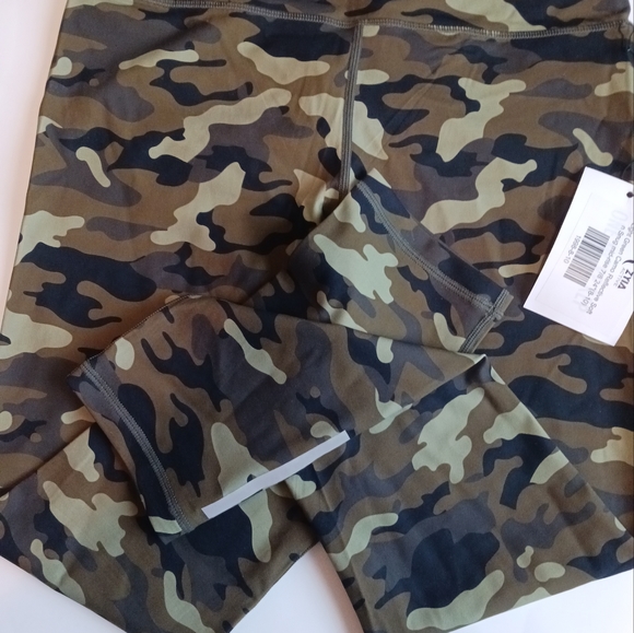 ZYIA Active Wear Camo Light Green Soft And Snug Mid-rise 7/8 24 Inches Size 8-10 - Picture 4 of 7